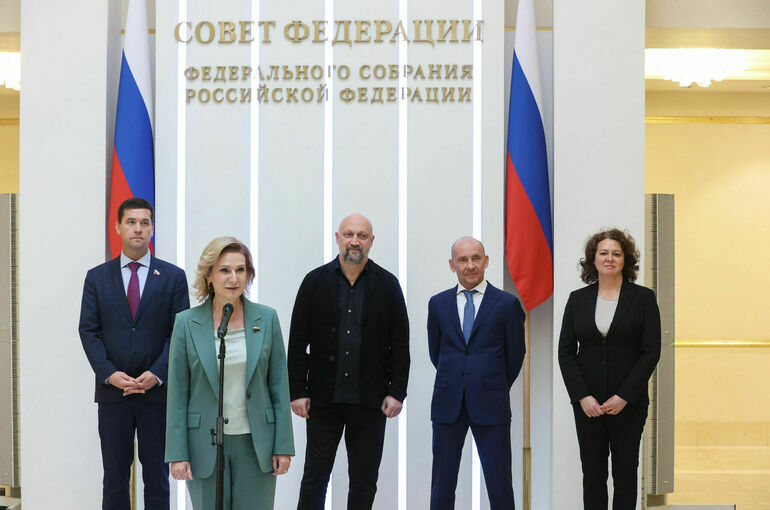 Святенко и Чернышев провели для будущих паралимпийцев экскурсию по Совфеду