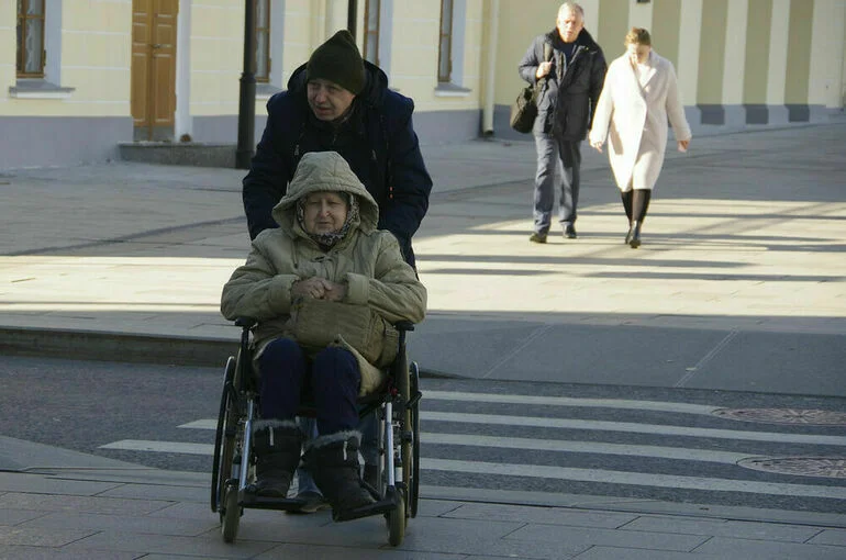 Для ухаживающих за инвалидами предложили повысить размер выплат
