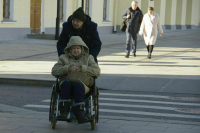 Для ухаживающих за инвалидами предложили повысить размер выплат