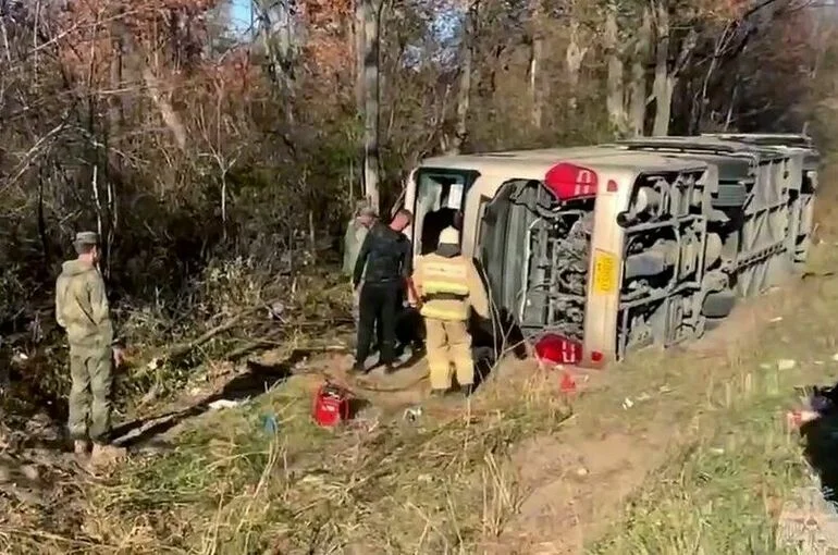 По факту ДТП с туристическим автобусом в Приморье возбуждено уголовное дело