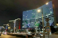 В центре Москвы переехали лежащего на разделительной полосе пешехода