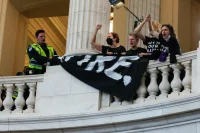 Протестующие против ударов по сектору Газа прорвались в Капитолий