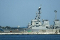 Ракетный эсминец США USS Carney прошел через Суэцкий канал