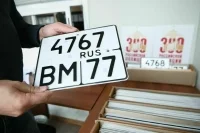 &laquo;Коммерсант&raquo;: Автомобилистам разрешили устанавливать квадратные номера спереди