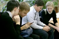 Эксперты: Запрет телефонов и умных часов в школе полезен, но трудновыполним