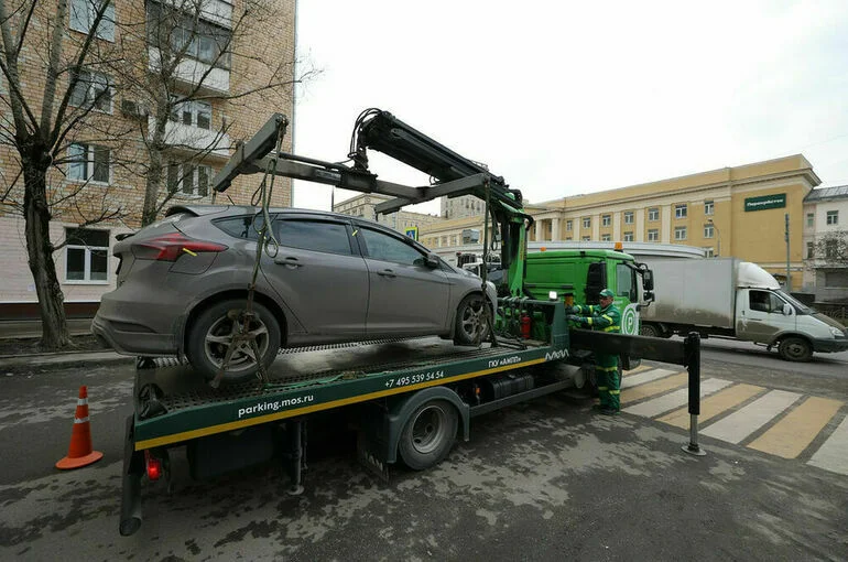 Стоимость эвакуации автомобиля за неправильную парковку предложили ограничить