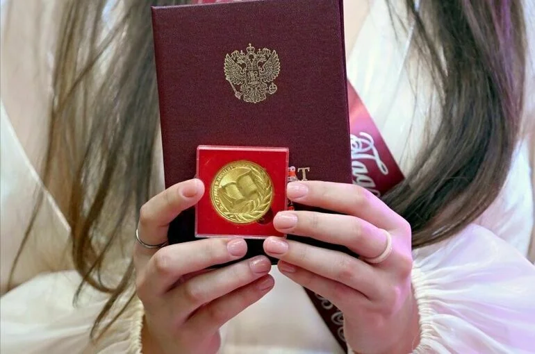 Минпросвещения объяснило, за что выпускники школ получат медали