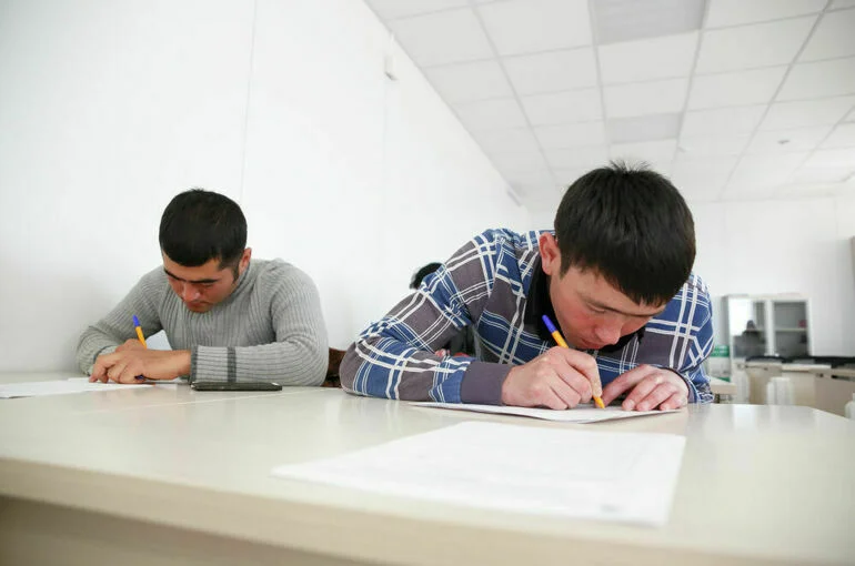 Цену экзаменов для мигрантов предложили снизить до 1 тысячи рублей