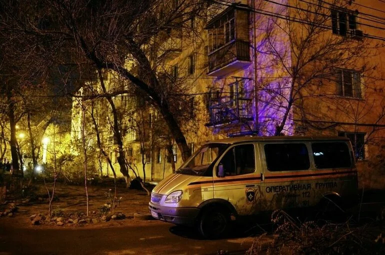 Спасатели завершили разбор завалов в частично обрушившемся доме в Астрахани