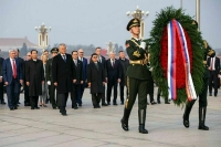 Володин возложил цветы к памятнику Народным Героям в Пекине