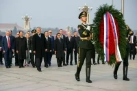 Володин возложил цветы к памятнику Народным Героям в Пекине