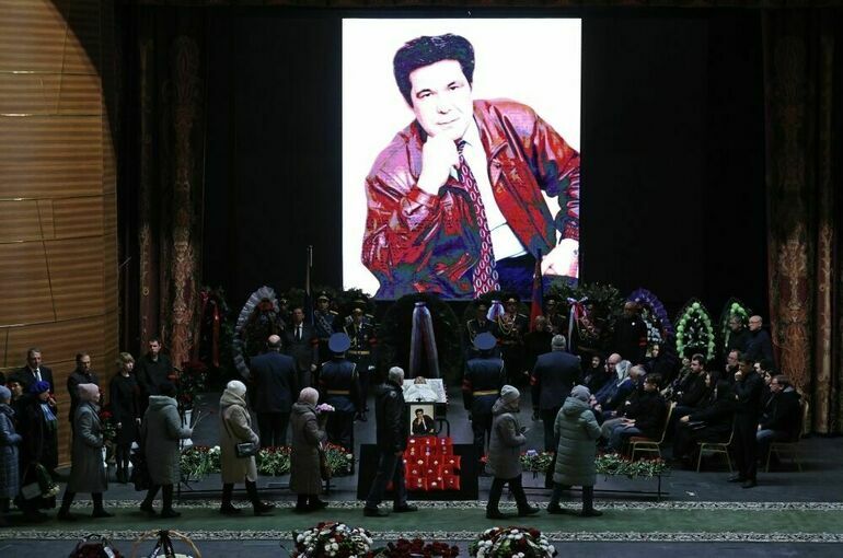 Тысячи людей пришли проститься с экс-губернатором Кузбасса Аманом Тулеевым