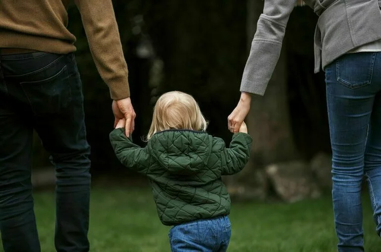 Приемным родителям предлагают упростить постановку на учет