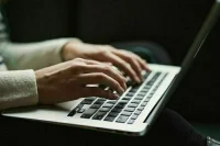 Вход на российские сайты через Google и Apple ID теперь вне закона