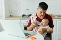 Пособия по уходу за ребенком сохранят для всех работающих родителей