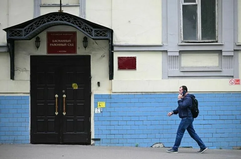 Россиянам запретили входить в здания судов в шортах