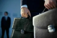 Прекращать статус адвоката предложили за проживание за рубежом