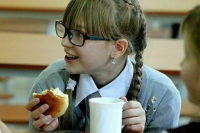 Откуда в школах запрещенные чипсы и газировка