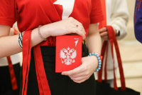 Сенаторы вручили паспорта участникам «Движения Первых»