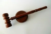 Суд смягчил меру пресечения для женщины-охранника в гимназии Брянска