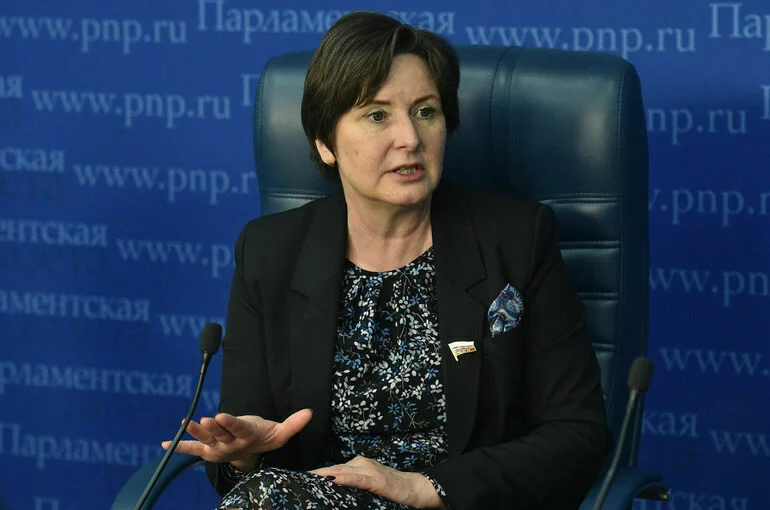 Разворотнева заявила, что за падение наледи с некоторых балконов могут наказать