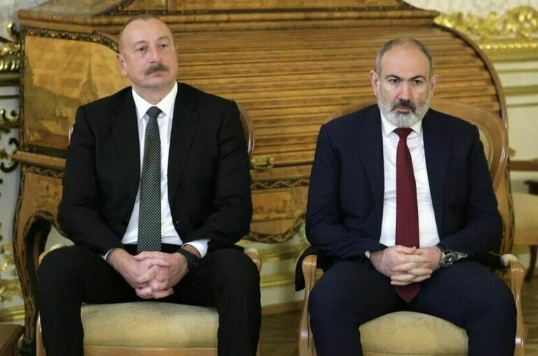 Алиев и Пашинян пожали руки на неформальном саммите лидеров СНГ