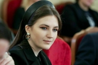 Горячева считает возможным закрепление единого оклада для учителей