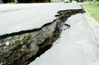 Число жертв землетрясений в Японии достигло 30