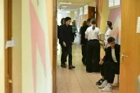 Должен ли учитель дежурить в холле школы на переменах