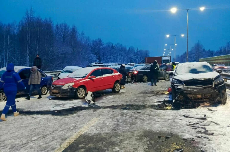 В Новгородской области столкнулись 50 автомобилей