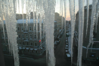 В Москве из-за падения с крыши глыбы льда пострадала женщина