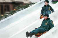 В МЧС рассказали, как правильно кататься с ледяной горки