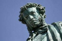 В центре Харькова демонтировали барельеф Пушкина