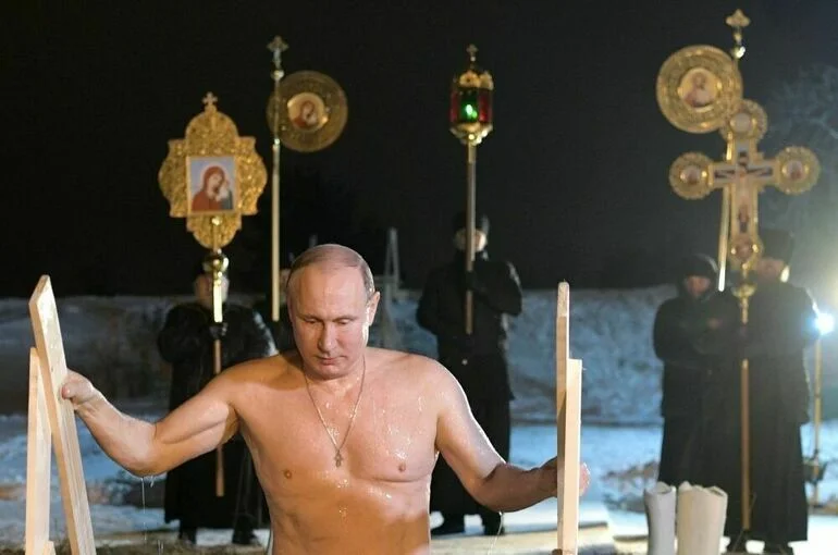 Путин искупался в проруби на Крещение