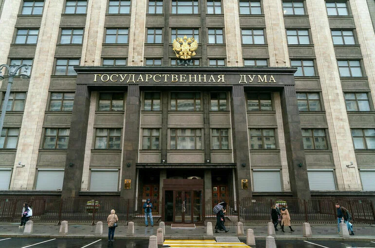 Депутаты почтили минутой молчания память погибших при обстрелах в Донецке