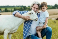 Туристов ждут доить коров и давить виноград