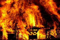 Два человека погибли при пожаре в жилом доме в Амурской области