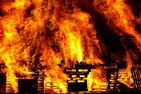 Два человека погибли при пожаре в жилом доме в Амурской области