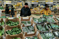 В России за неделю подорожали капуста и огурцы