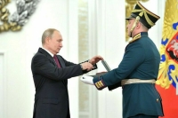 Чиновникам и общественникам запретили выпускать знаки, похожие на госнаграды