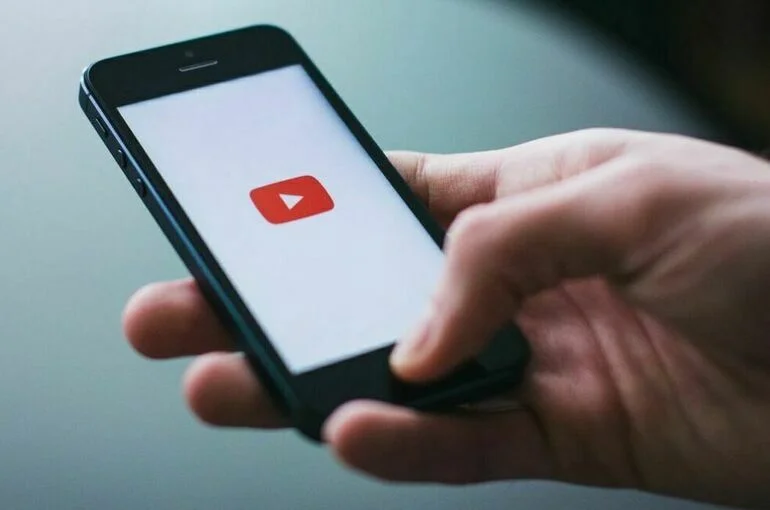 Роскомнадзор пригрозил YouTube миллионными штрафами за блокировку российских телеканалов