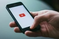 Роскомнадзор пригрозил YouTube миллионными штрафами за блокировку российских телеканалов
