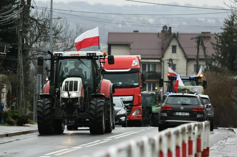 Бастующие польские фермеры снова высыпали зерно на границе с Украиной