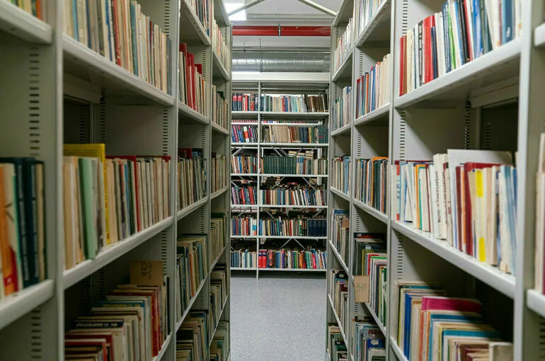 В России начали изымать из продажи книги с ЛГБТ*
