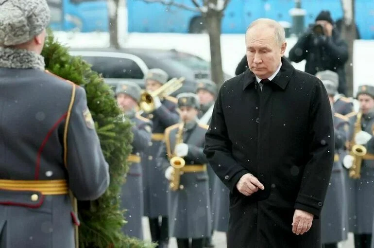 Путин возложил венок к Могиле Неизвестного Солдата