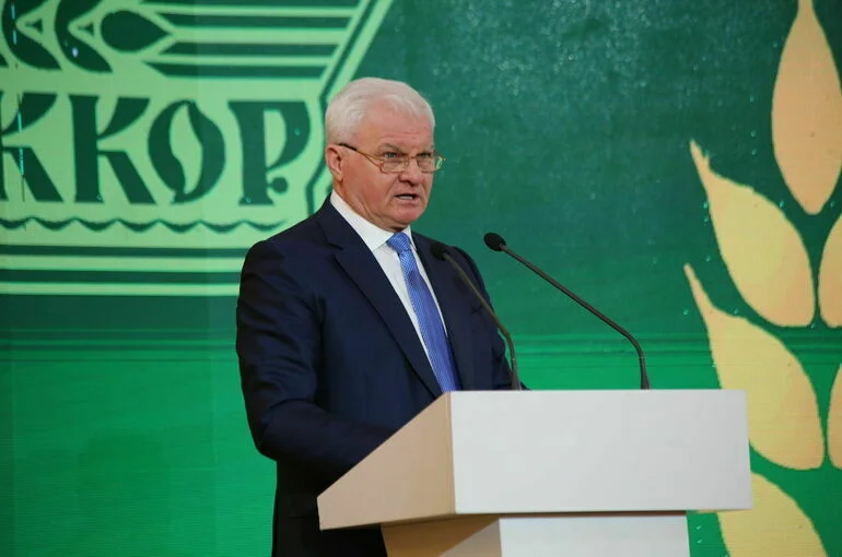 Плотников предложил списывать фермерам кредит за третьего ребенка