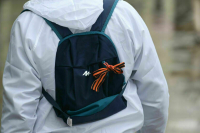 В Эстонии оштрафовали россиянина за георгиевскую ленту на рюкзаке