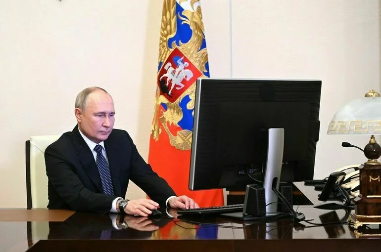 Путин проголосовал на выборах президента России онлайн