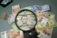 Россияне за последние два года втрое сократили объемы депозитов в долларах