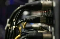 Минцифры объяснило, кто может заставить провайдера демонтировать сеть в доме